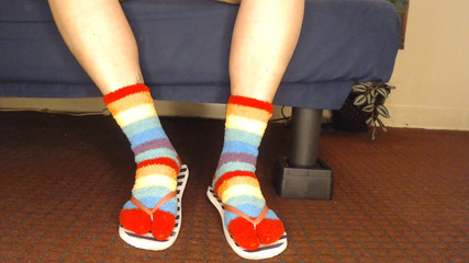 Abby Anna: Nadýchané Fuzzy Ponožky Žabky Shoeplay.