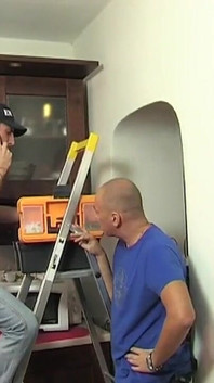 Electricista llamado a casa por su esposa brasileña y en ella sintiéndose sintiéndose, invita al amante que la satisface en su ausencia