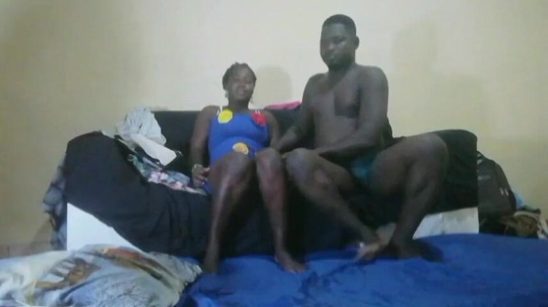 Pornsexlive: Pramuniaga lingkungan menunjukkan payudaranya yang besar