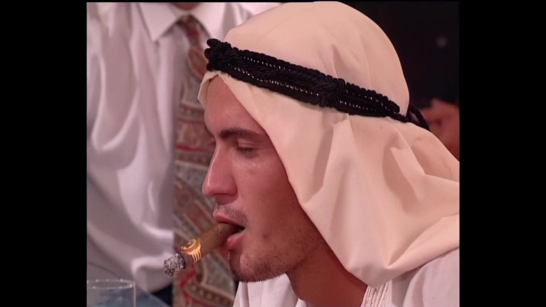 Cinema X: 年轻的黑发女郎在船上接受酋长的大鸡巴