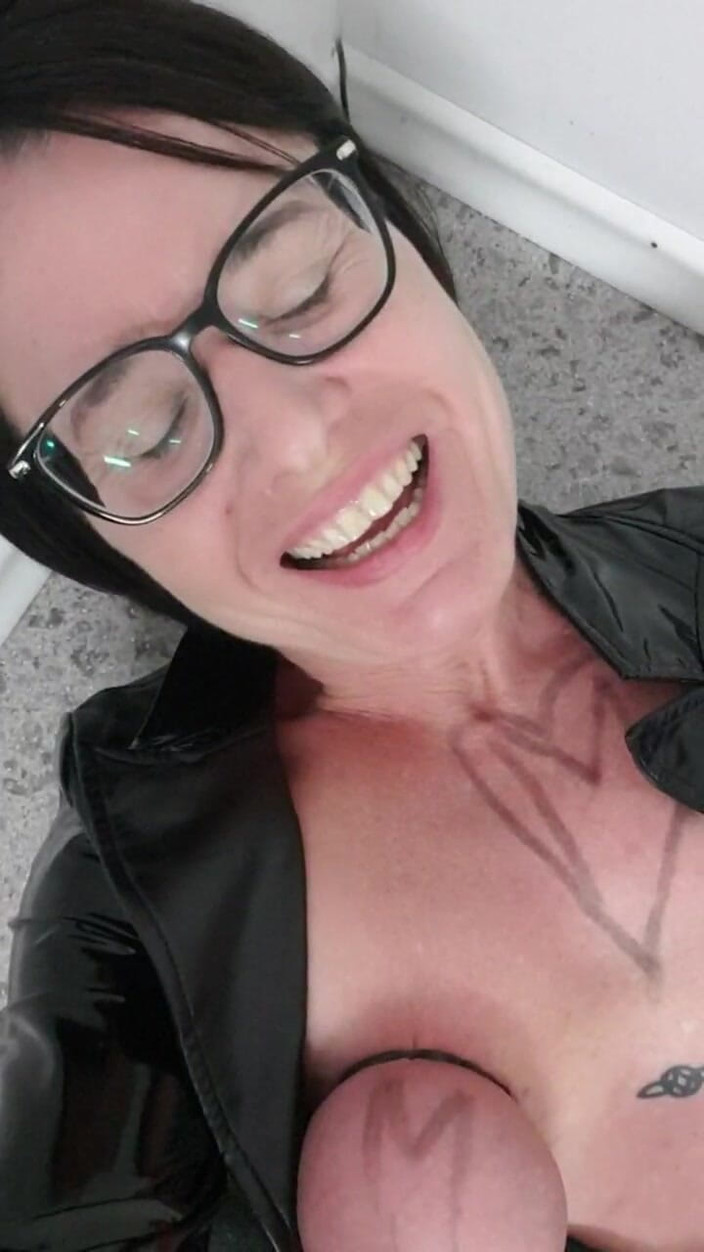 JulieEroticDress: Spritzen in Regenmantel Auf Eimer