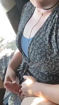 Volledige video - shemale streelt dikke pik langs een drukke weg