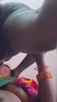Une femme mariée tamoule sexy se fait baiser par son mari pour obtenir une promotion