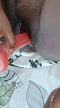 Vidéo complète : Une bhabhi indienne utilise un gode pour jouir, jus de chatte