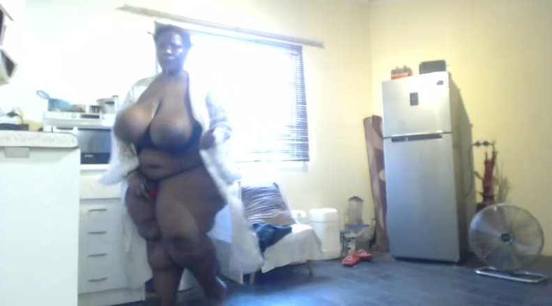 Legendary Booty Overdose: BBW Cooking with a Vibrator in Her Pussy