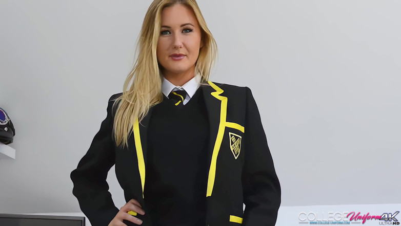 College Uniform: Strip Tease De Colegiala Con Sammi Tye
