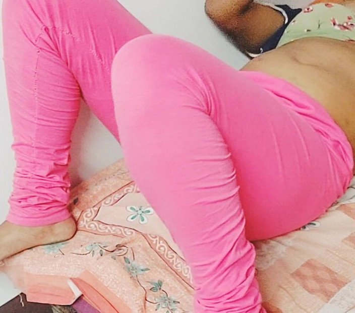 TSqueen: Die ehefrau masturbiert allein zu hause, weil ihr ehemann nicht...