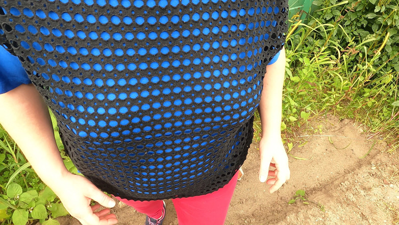 Bouncy Tits Action: Nahá prsa šukají mezi kontejnery