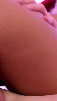 Gagica porno blondă minionă sexy Caprice Jane agață un armăsar cu pulă mare pentru supt și futut
