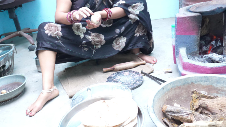 Neha bhabhi0832: Bhabhi Ne Kana Banate Uhe Gand Dikai Dewar Ko