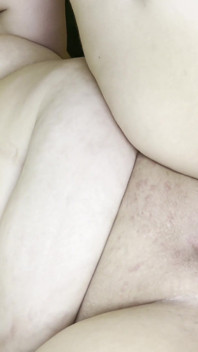 Paroháč manžel sleduje manželku, která miluje anální sex, má sex s jinými muži