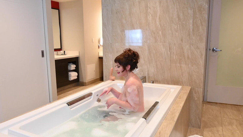 Melody Mynx: Melody mynx orta yaşlı seksi kadın sudsy tub tatilde solo