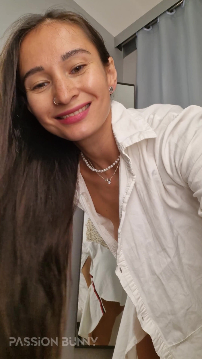 PassionBunny: Zmiana Ubrań - Przymierzalnia I Zabawa Z Napalonej Cipki