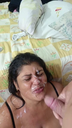 Indische stiefmoeder eindigt met haar gezicht bedekt met melk en pis in haar mond na een sterke pijpbeurt