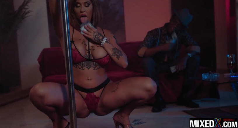 MixedX: Seksi heidi van azgın büyük götler büyük zenci yarağı üzerinde hareket...