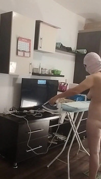 Seksowna brunetka robi nagie prace domowe w domu