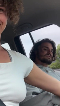 Madrastra se la follan en el coche antes de la terapia