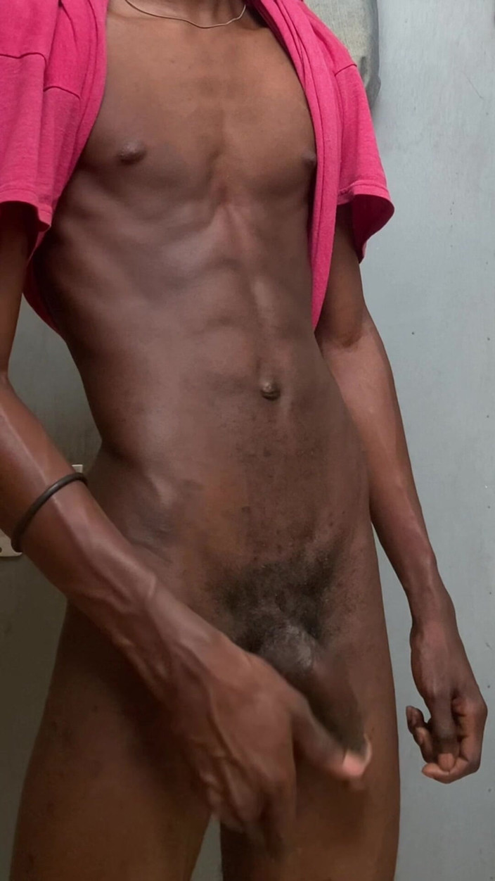 Slimniqqa: 大黑撸管并射出大量