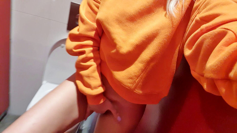 TheloveStory: Už se nemůže dočkat. Riskantní masturbace na letištní toaletě