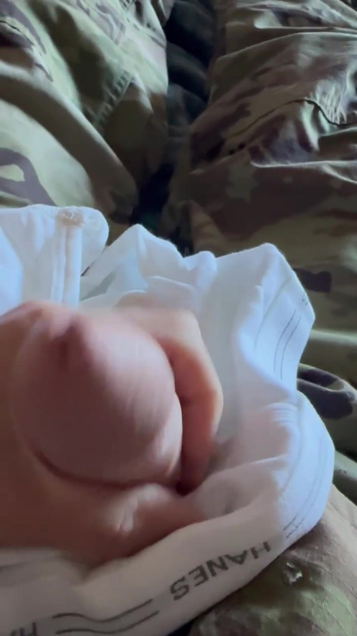 Gay Soldier Stuff: Especialista do exército vestindo seu traje de vôo e shorts...