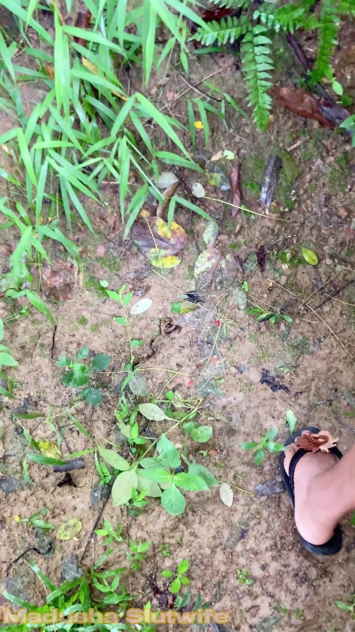 Tiyana: Thổi kèn ngoài trời trên đầu gối