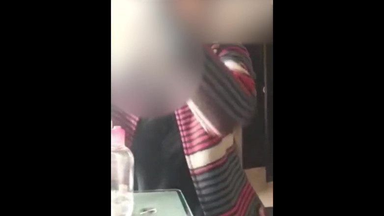 Parihema: 그녀의 엉덩이와 털이 무성한 보지를 완전히 열어주는 Siya