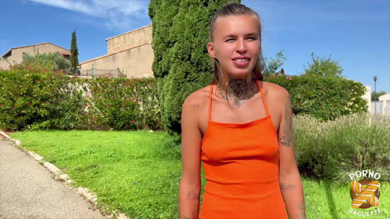 Porno Baguette: Мелани, красивая блондинка, хочет, чтобы ее жестко трахнули