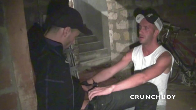 Crunch Boy: Две гетеросексуальные любопытные шалавы трахаются в кроссовках, доминация