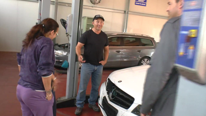 Erotic Club: Pesta seks dalam garaj kereta
