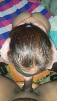 Isteri jalang meludah pada batang besar suami di lutut dan deepthroat