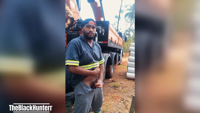 TheBlacKHunterr: Une travailleuse se masturbe sur un chantier derrière le camion...