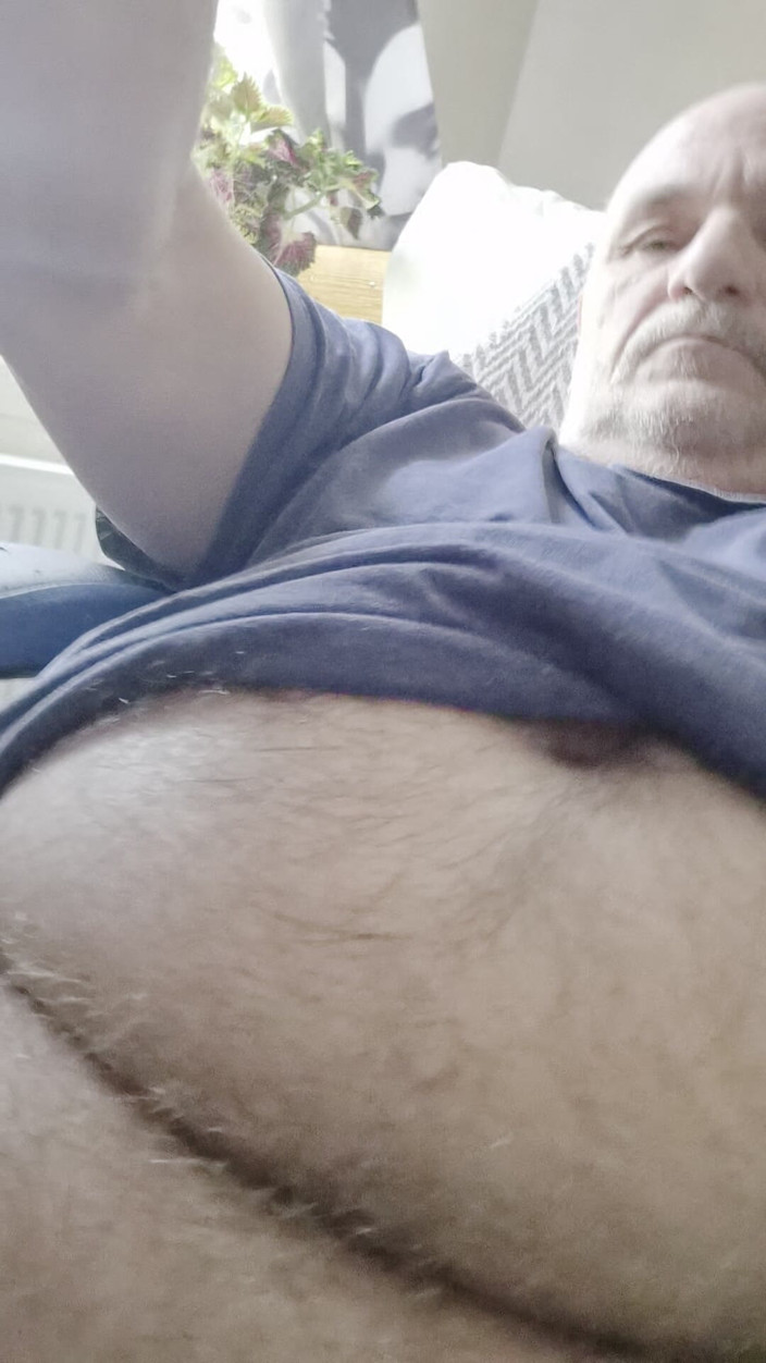 Pellefnatt: दादाजी फुटचेयर पर बैठते हैं और अपने छोटे लंड के चारों ओर वाइब्रेटर के साथ अपने छोटे लंड के साथ खेलते हैं