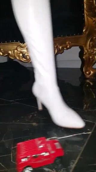 Katya FWorld: Katia white boot, roter mini-auto-crush