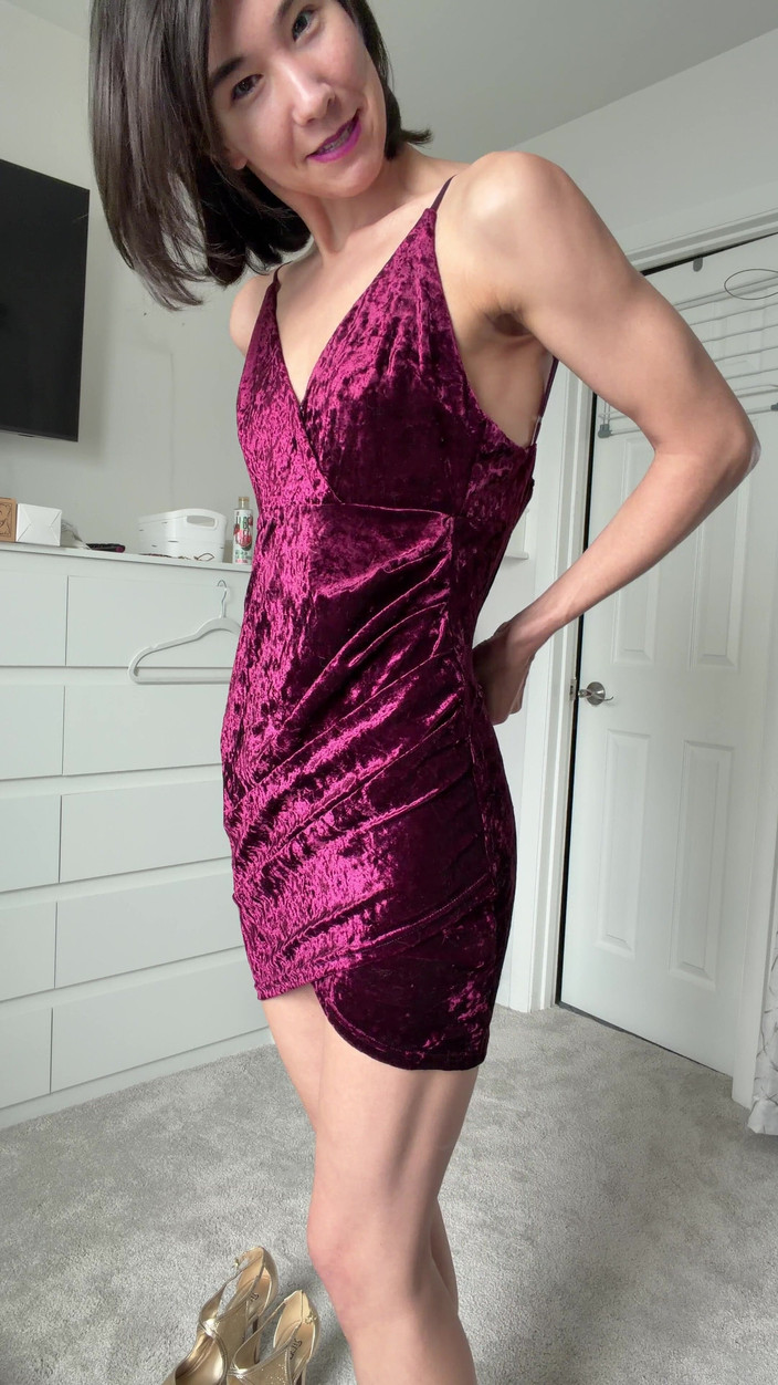 Ms_Emmy_Lynn: Mini abito in velluto e tacchi alti con glitterali dorati