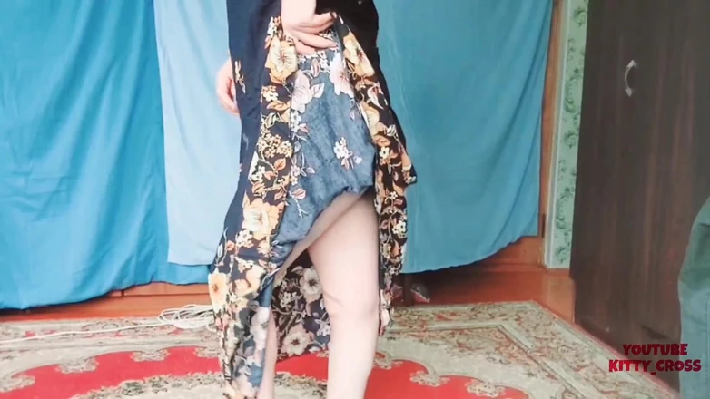 Kitty_Cross: Милфа-блондинка в цветочном платье, горячая попка кроссдрессера Kitty-модель в любительском домашнем видео Фембой-блоггер