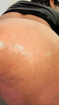 Esguichado de Saliva no Dedo da Vagina Anal