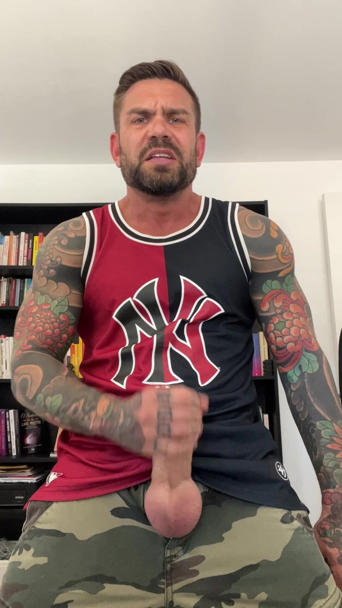 Juan Lucho Gay: Pai chulazo tatuat cu haine pe el