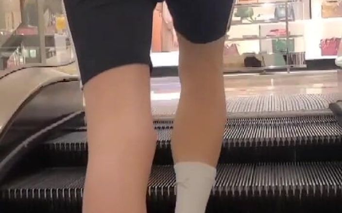 Kinkytwinkpamps: Femboy alışveriş merkezinde lavmanın üzerine yoga şortu giyiyor