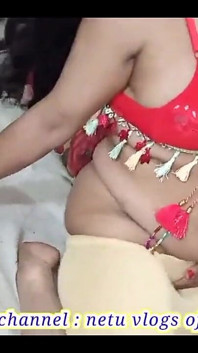 Heet sexy Desi-meisje toont haar kont tijdens het dansen