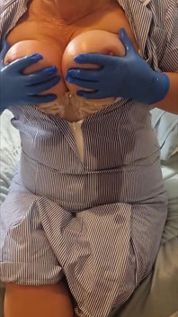 Freche krankenschwester julie - Geölte titten & nackte muschi necken - 002-v-v-4-krankenschwester-möpse