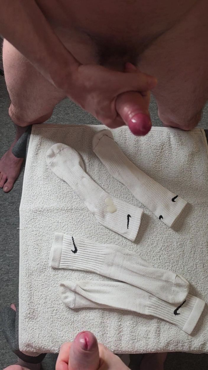 Twotwinkhusbands: Commandé : 2 Paires De Chaussettes Nike Blanches Trempées De Sperme D’occasion