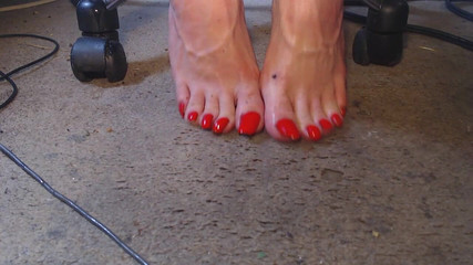 Lilly Disgrace: Ayak parmaklarına sidik damlatıyor