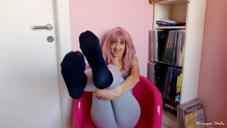 PrincessStellaX: Nettoie mon esclave aux pieds puants en sueur, POV