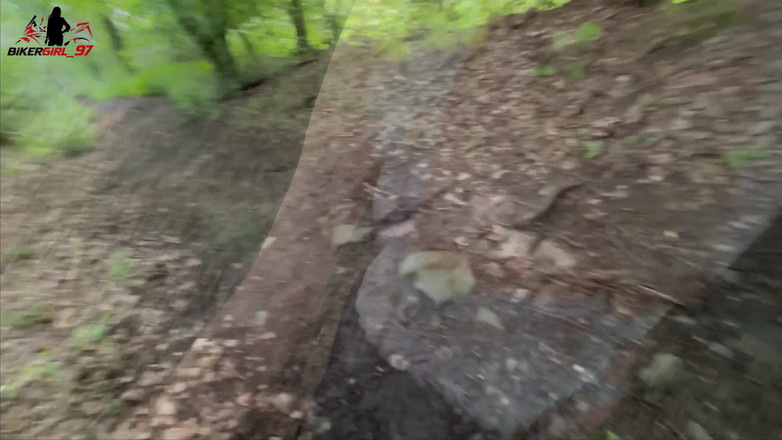 Bikergirl_97: 面部和危险的精子在森林里散步