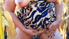 Misis SexQeenOrgasm: Milf com peitões pego se masturbando em um milho