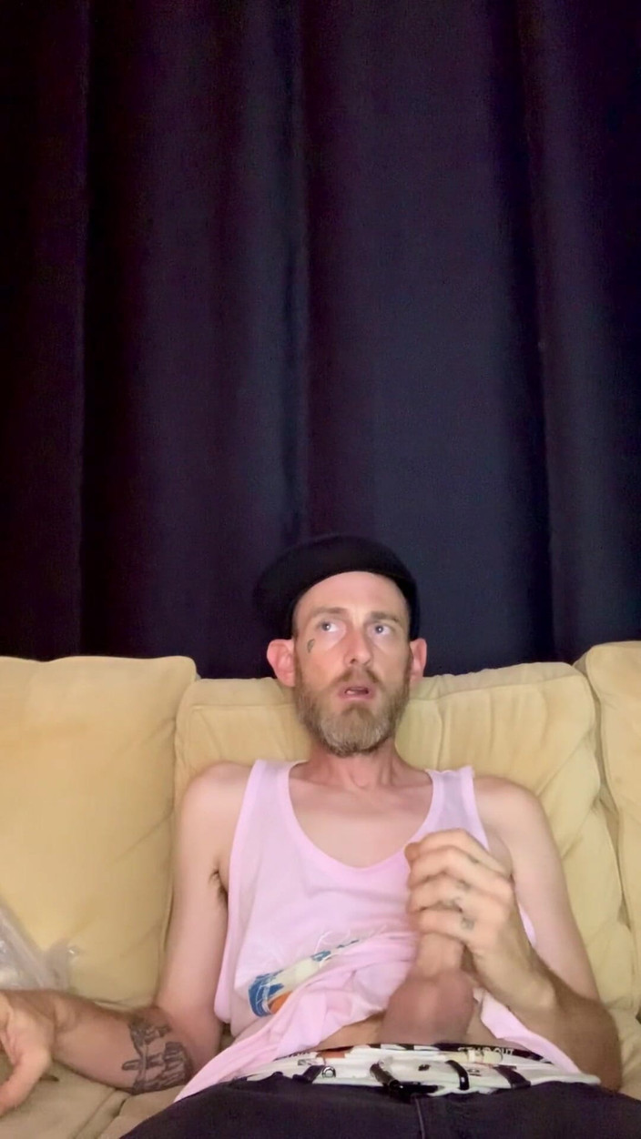 Jack_D_Stranger: Skoro jsem byla přistižena, jak ho hladí na Airbnb na...