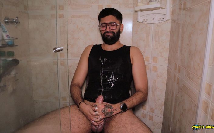 Camilo Brown: Camilo Brown intensamente pedrea su gran polla filmando semen varias...