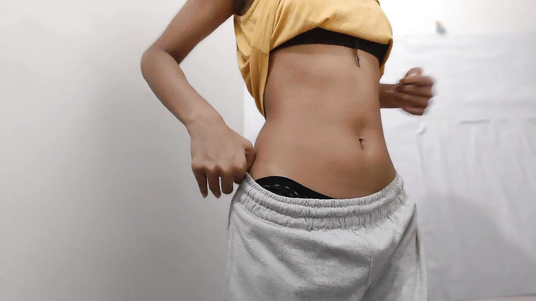 desigirl93: セクシーなパンジャブバビは彼女の毛深い茂みを披露しています!