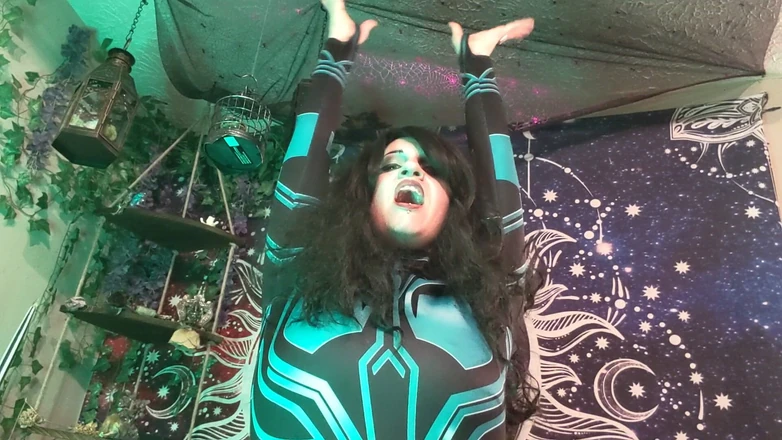 Geeky Femdom: Hela ničí kapitána Ameriky