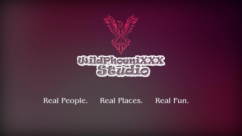 Wild Phoenixxx Studios: Грудаста Елана Баннз використовує іграшки для відсмоктування сосків на проколотих сосках під час мастурбації в ліжку